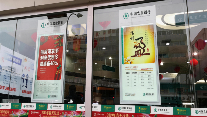 重構(gòu)網(wǎng)點(diǎn)服務(wù)新范式：銀行雙面屏廣告機(jī)顯示方案賦能數(shù)字化轉(zhuǎn)型